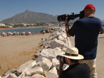 Dos paparazis trabajando en la playa de Puerto Ban&uacute;s (Marbella). 