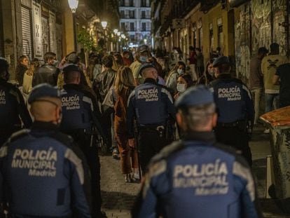 Agentes de la policía municipal de Madrid descongestionan una calle del barrio de Malasaña, en mayo de 2021.