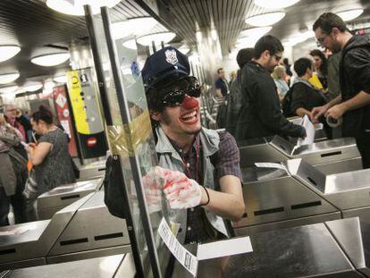 Miembros de la plataforma Stop Subidas , ayer en la estaci&oacute;n de Sagrera.