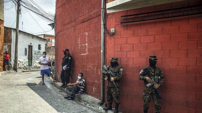 Detenciones por violar la cuarentena en la comunidad de Las Palmas, en San Salvador.