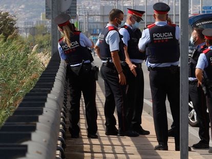 Agentes de los Mossos, en el lugar donde fue hallado el cadáver del hombre que mató a su hijo en un hotel de Barcelona. Cristóbal Castro