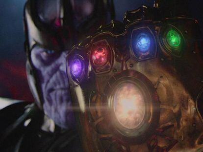 El Thanos de Josh Brolin con su guantelete del infinito.