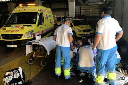 Sanitarios del Summa atienden a un accidentado laboral en Madrid, en una imagen de archivo.