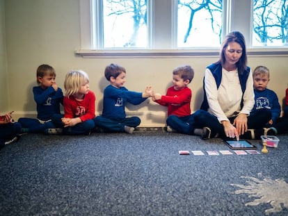 Un grupo de niños decide con su maestra las actividades que realizarán después.