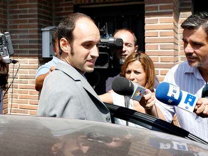 El director de la sucursal bancaria de Torrejón de Velasco, tras ser liberado por los secuestradores.
