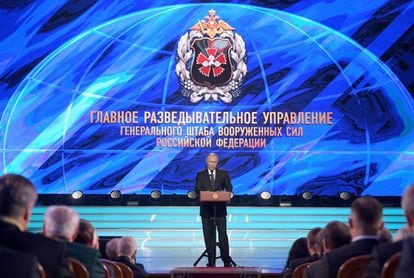 Discurso de Putin durante el acto de celebración del centenario del servicio de inteligencia militar en el Teatro del Ejército Ruso, en Moscú.