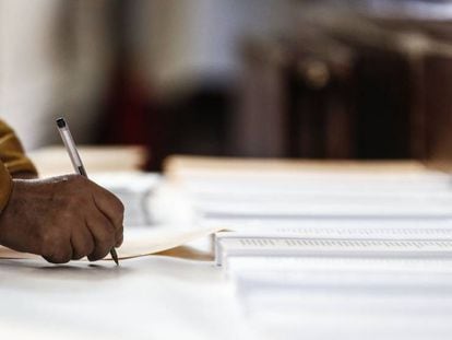 Una mujer rellena su papeleta en las elecciones de 2015.