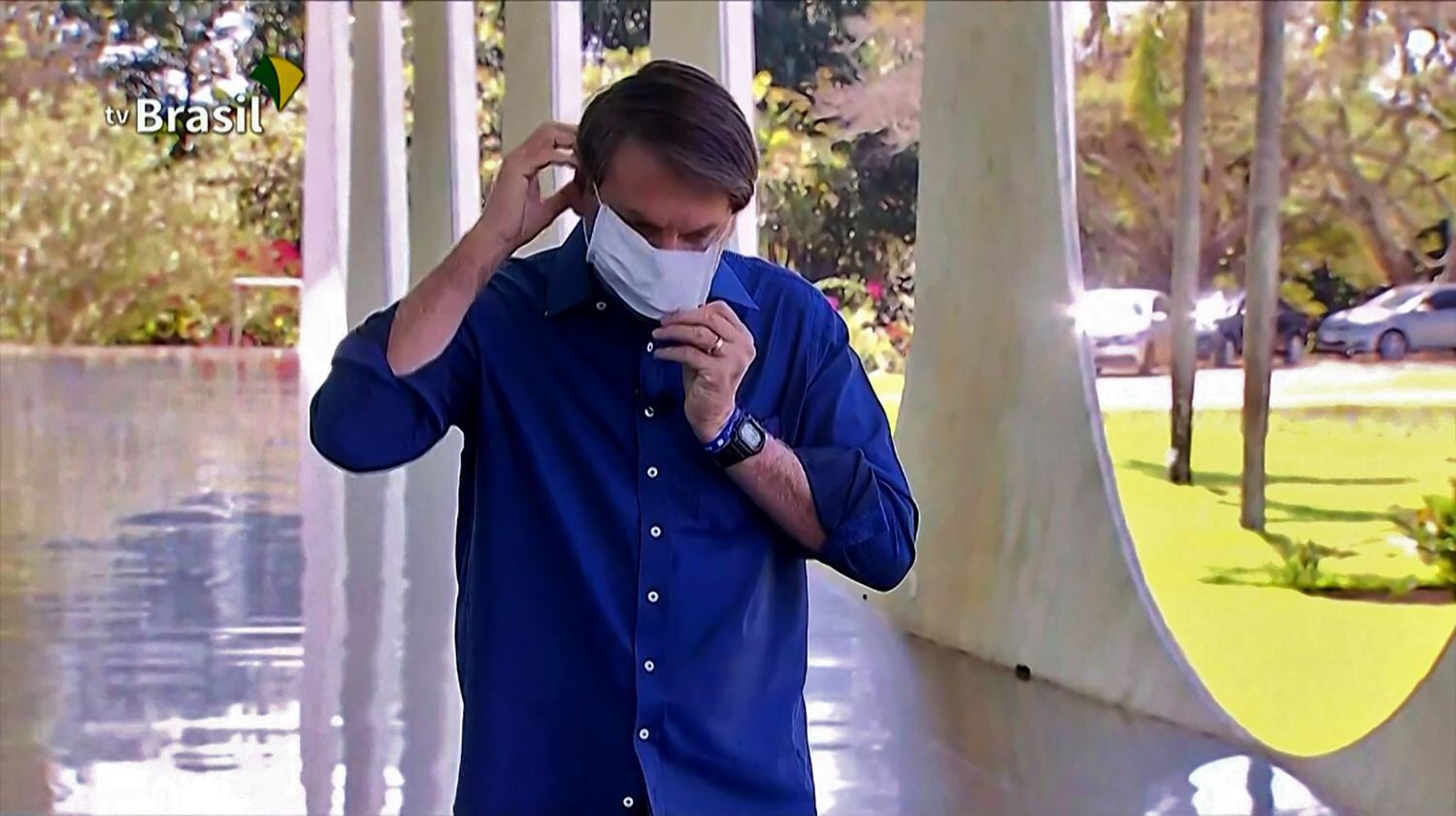 El presidente Jair Bolsonaro se coloca la mascarilla este martes para hablar en ante los medios de comunicación.