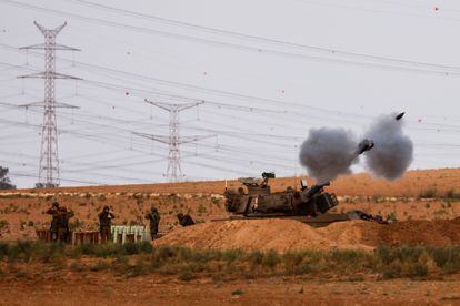 Una unidad de artillería israelí dispara cerca de la frontera entre Israel y la Franja de Gaza, este domingo. 