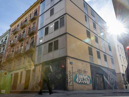 Fachada del edificio cerrrado de viviendas públicas de la calle Tejedores de Valencia.