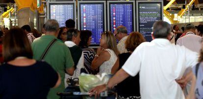 Viajeros en el aeropuerto de Madrid durante la huelga de controladores.