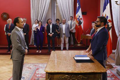 The president of Chile, Gabriel Boric (d) in front of Jaime Pizarro during his appointment as the new Minister of Sports.