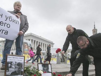 Ciudadanos rusos en la zona de Mosc&uacute; donde Boris Nemtsov ha muerto asesinado.