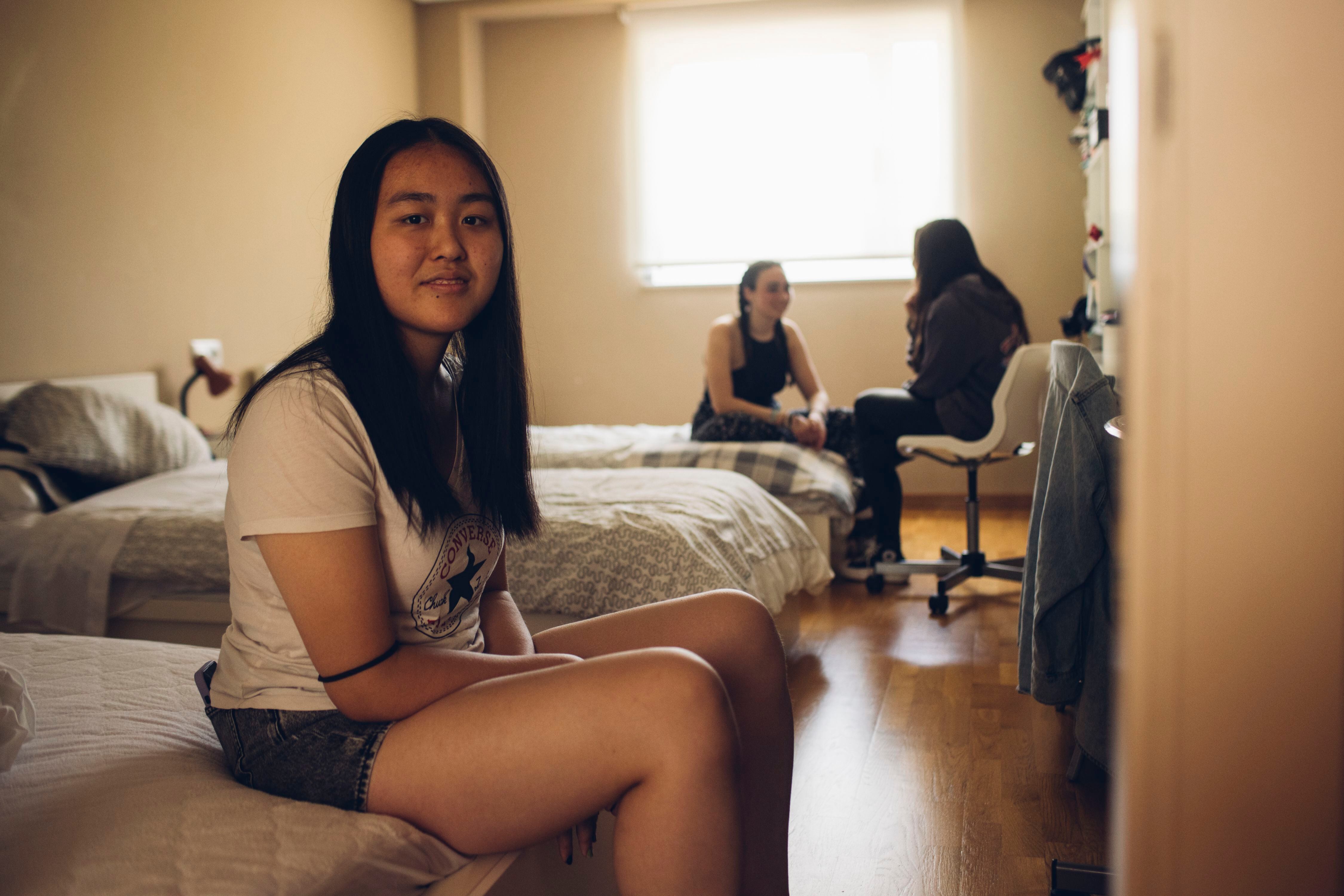 Ana, de 17 años, junto a dos de sus compañeras en su habitación. Lleva estudiando interna en el Peleteiro desde los 12.