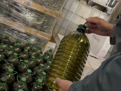 Una de las garrafas de aceite inmovilizadas por la Guardia Civil.