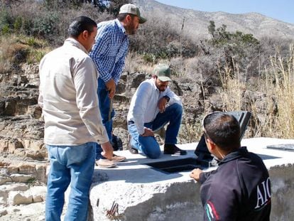 Autoridades de Arteaga investigan el depósito de agua en el que se vertió colorante.