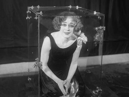 Beatrice 'Bess' Houdini, encerrada en una urna de cristal en uno de sus espectáculos.