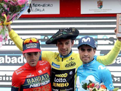 Roglic, flanqueado por Izagirre y Landa.