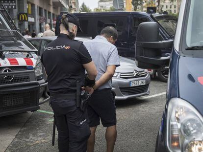Operación policial en el Metro de Barcelona contra carteristas.