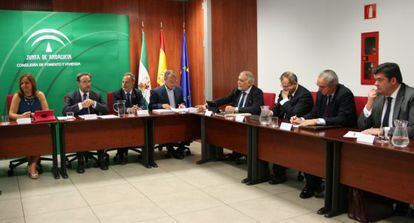 Un momento de la reunión de la Junta con las entidades financieras.