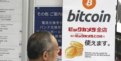 Publicidad de bitcoin en una tienda de Tokio, Japón.