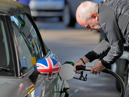 Un conductor lograba repostar este miércoles en una gasolinera de Londres, después de horas de hacer cola.