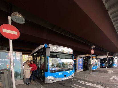 Varios autobuses de la EMT paran en la estación de Puente de Vallecas.