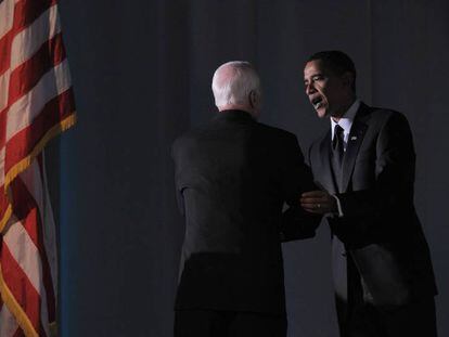 Barack Obama saluda a John McCain en una foto de archivo.