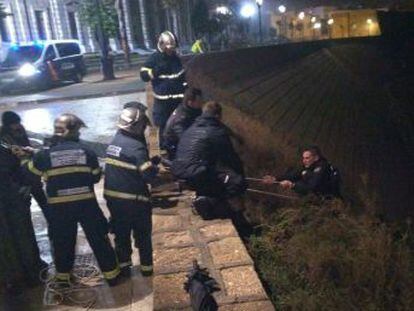 Tres menores y varios policías nacionales han sido rescatados en Cádiz tras quedar atrapados por el oleaje