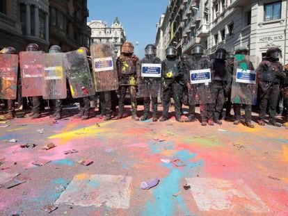 Els mossos, ruixats amb pintura.