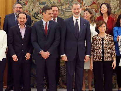 El rey Felipe Vl, el presidente y los vicepresidentes del Gobierno, entre otros, durante el acto de toma de posesión.