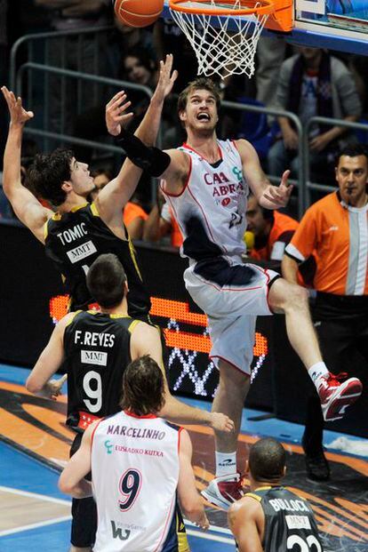 Splitter supera la defensa del Real Madrid en las semifinales de la ACB