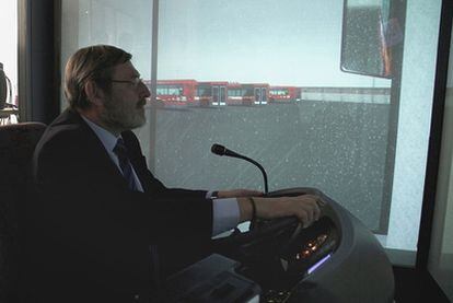 Jaime Lissavetzky, en un simulador de conducción en las cocheras de Fuencarral.