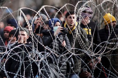 Un grupo de refugiados intentan cruzar a la localidad griega de Orestiada, en la frontera con Turquía, este lunes.