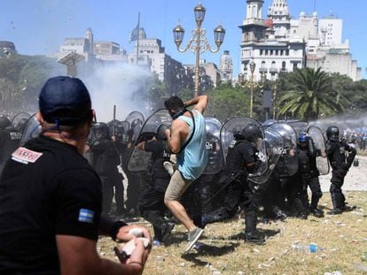 Enfrentamientos entre manifestantes y polic&iacute;a en Buenos Aires.