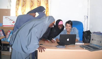 Leila Janah, fundadora de Sama, enseña a unas niñas refugiadas en el campo de Dagahaley, en Dadaab, Kenia.