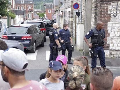 Varios polic&iacute;as hacen guardia cerca de donde se ha producido el secuestro de una iglesia en Saint Etienne du Rouvray, cerca de Ru&aacute;n, Francia.
