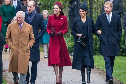 La representación de la familia real británica en la tradicional misa navideña de Sandringham ha ido aumentando en los últimos tiempos. El look de Carlos, sin embargo, continúa impertérrito.
