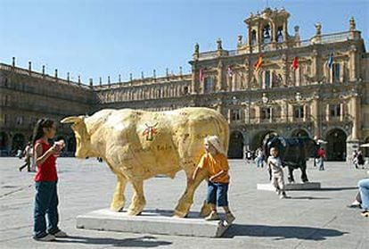Dos esculturas de toros en la Plaza Mayor de Salamanca.