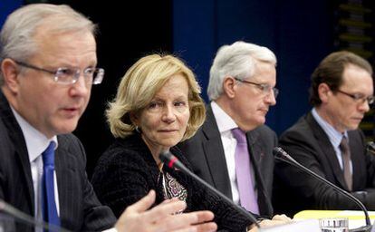 La ministra española de Economía, Elena Salgado, junto al nuevo Comisario Europeo de Asuntos Económicos, Oli Rehn (a su izquierda) durante la rueda de prensa posterior a la reunión del Ecofín