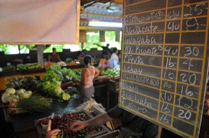 Una tabla de precios en un mercado de La Habana.