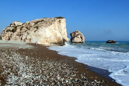 Pafos, en la costa suroeste de Chipre, Capital Europea de la Cultura 2017, cuenta con la Roca de Afrodita, situada a unos 24 kilómetros de la ciudad, a medio camino hacia Limasol, como una de sus atracciones turísticas: un conjunto de tres extrañas rocas próximas a una playa de piedras, el punto exacto donde, según la mitología griega, la diosa del amor, la belleza y la fertilidad emergió de la espuma de las aguas del Mediterráneo en una concha tirada por delfines. Se ha convertido en lugar de peregrinación de enamorados y de mujeres que quieren quedarse embarazadas.