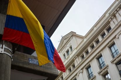 Bandera tricolor en el consulado de Colombia, en la madrileña calle Alfonso XI.