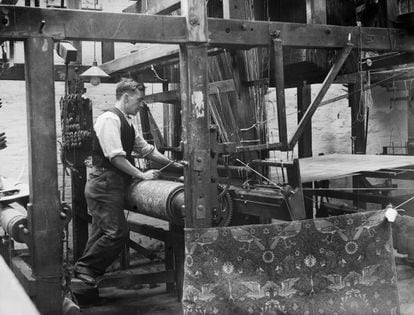 Morris & Co., la compañía donde fabricaba artesanalmente objetos, mobiliario y tejidos.