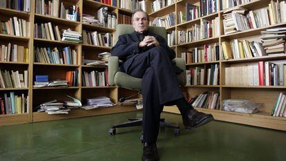 El poeta José-Miguel Ullán, en su estudio de Madrid, en 2008.