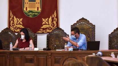 El alcalde de La Línea de la Concepción, Juan Franco, durante el pleno para aprobar una consulta popular para decidir si el municipio traslada al Gobierno y a las Cortes su petición de ser declarado como Ciudad Autonómica.