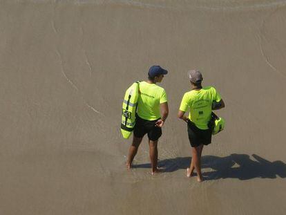 Socorristas en una playa del Ayuntamiento de Barreiros. / ANXO IGLESIAS