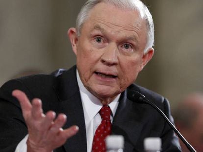 Jeff Sessions en una de sus comparecencias en el Senado. En vídeo, Sessions niega haber hablado con los rusos en campaña y los demócratas exigen su dimisión.