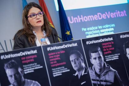 La portavoz del Consell, Mónica Oltra, con carteles de la campaña '#UnHomeDeVeritat' contra la violencia de género.