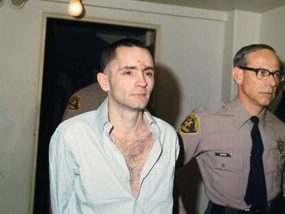 Llegada al tribunal de Charles Manson, en 1971, con una esvástica en la frente. 